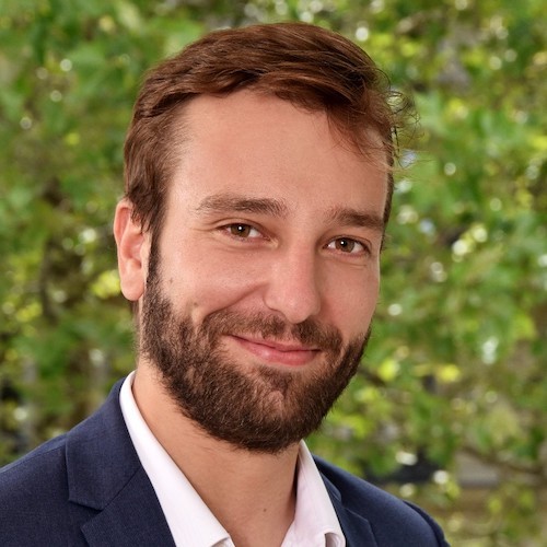 Enseigne ou préenseigne : une qualification qui porte sa croix. Par Yann-Gaël Nicolas, Avocat.