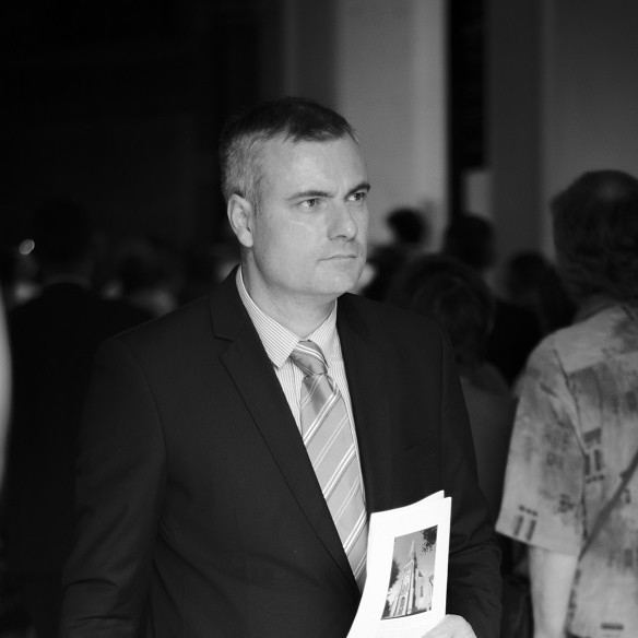 Nouvelle procédure d'introduction de main d'oeuvre étrangère en France, y a-t-il quelqu'un au bout du réseau ? Par Emmanuel Legrand, Avocat.