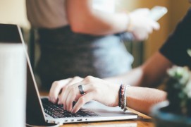 Comment assurer la conformité juridique lors de l'externalisation des tâches administratives ?